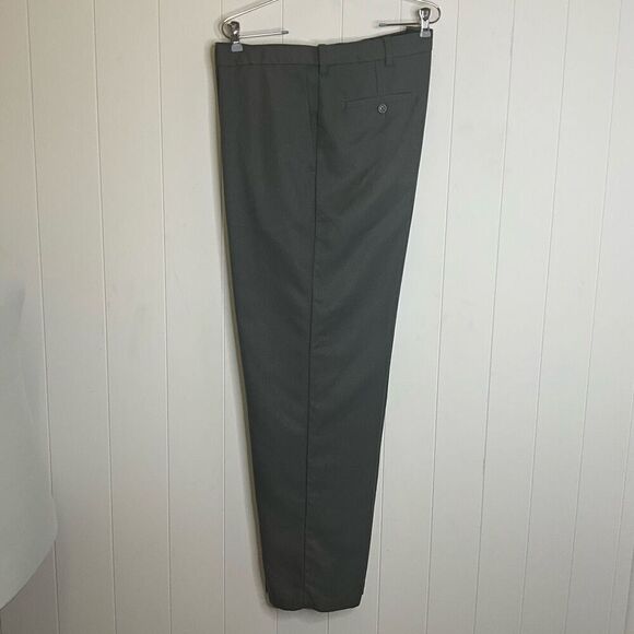 Haggar Men’s 42x32 Dark Grey/Black Dress Slacks Pants Trousers Classic Cut - Picture 1 of 14